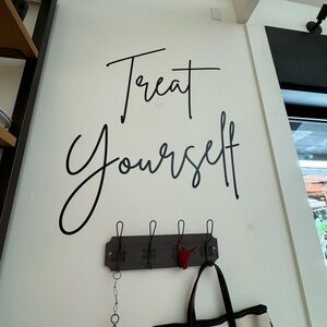 Meet your Posher, Gladys